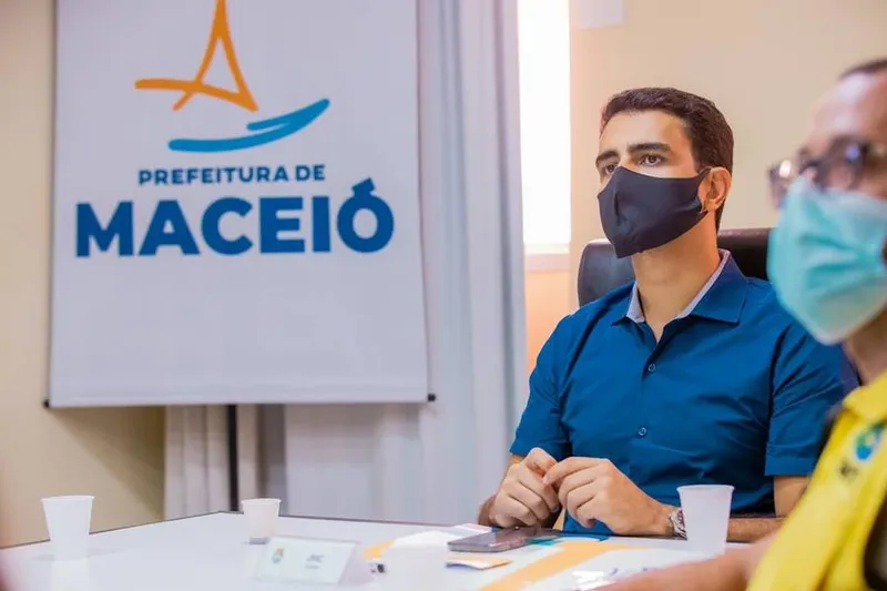 Após a aprovação do projeto na Câmara, o prefeito JHC (PSB) sancionou a lei que institui o programa Bolsa Escola Municipal