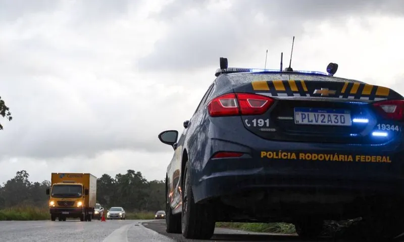Imagem ilustrativa da imagem PRF DETÉM MOTORISTA E APREENDE MERCADORIA SEM NOTA FISCAL