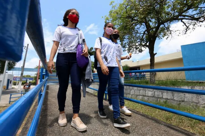 Após período de aulas online, estudantes alagoanos voltam a frequentar as salas de aula