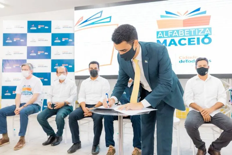 JHC diz que o projeto, que inciou em janeiro, fortalece permanência do aluno na sala de aula