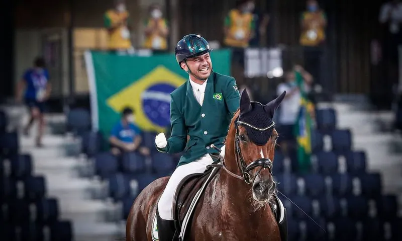 Atleta do hipismo, Rodolpho Riskalla chegou ao pódio e conquistou a medalha de prata em Tóquio