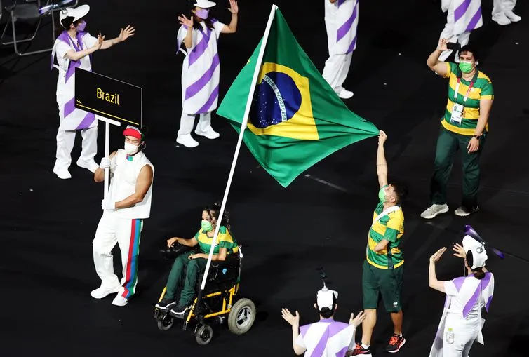 Delegação brasileira faz tradicional entrada na abertura da Paralimpíada de Tóquio 2020