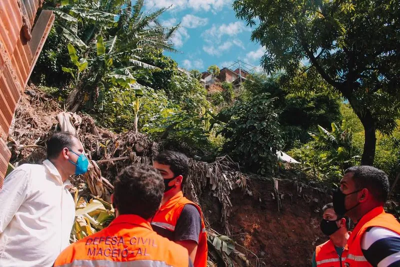 Imagem ilustrativa da imagem QUADRA CHUVOSA DEIXA CORPO DE BOMBEIROS E DEFESA CIVL EM ALERTA