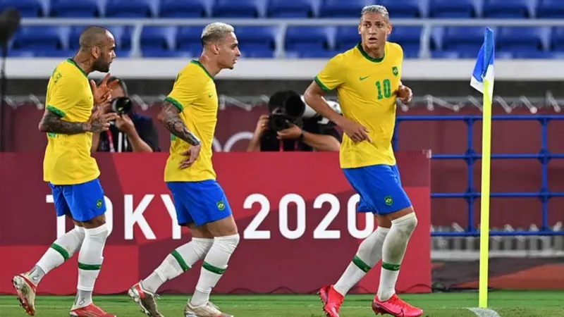 Richarlison (à frente) honrou primeiro tempo irrepreensível da Seleção canarinha, que venceu Alemanha por 4 a 2