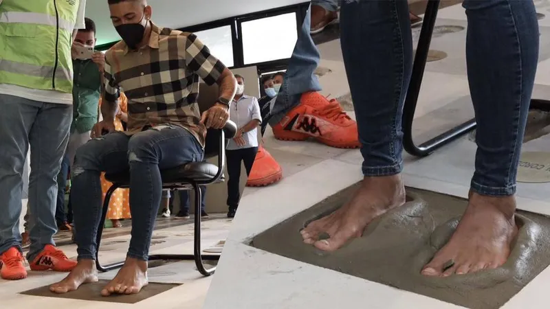 Imagem ilustrativa da imagem Roberto Firmino é eternizado no Hall da Fama do Rei Pelé