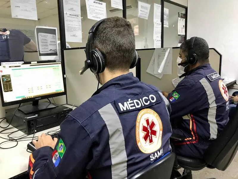 Imagem ilustrativa da imagem SAMU REGISTRA QUEDA DE 16% NO Nº DE TROTES
RAYSSA CAVALCANTE
PREPÓRTER
O Serviço de Atendimento Móvel de Urgência (Samu) de Alagoas registrou uma queda de 16,58% no número de trotes nos primeiros seis meses de 2021, segundo levantamento divulgado nesta quinta-feira (8). 
Segundo informações do Samu, o tipo de trote mais comum é o sobre acidentes de trânsito em rodovias estaduais ou federais. Nas ligações, o cidadão não dá muitos detalhes sobre o ocorrido, informando apenas o local, que é distant