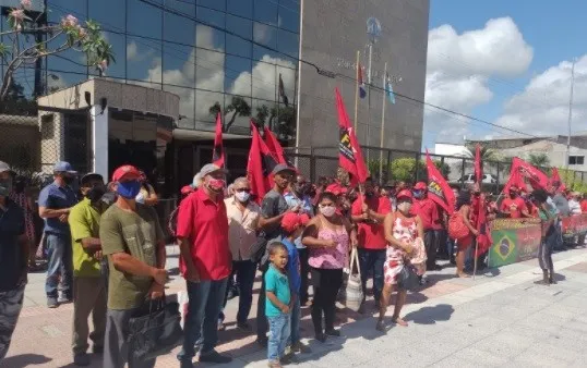 Imagem ilustrativa da imagem SEM-TERRA COBRAM DESAPROPRIAÇÃO DE TERRAS DE USINAS