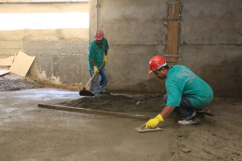 Servente de obras é uma das profissões que mais abriram vagas no primeiro semestre