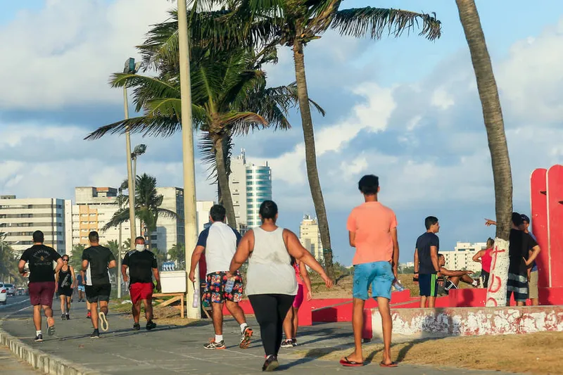 Maceió, 19 outubro de 2020 
Gente fazendo caminhada e gerando aglomerações na Praia do Pontal da barra em Maceió. Alagoas - Brasil.
Foto: ©Ailton Cruz