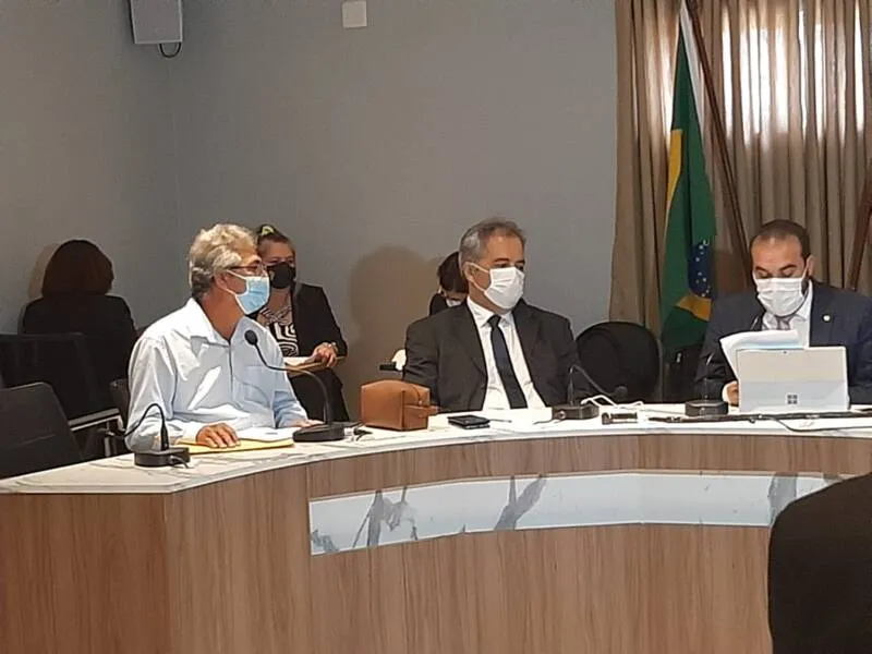 José Gomes (esq.) também confirmou que, somente este ano, a folha já custou R$ 447 mil