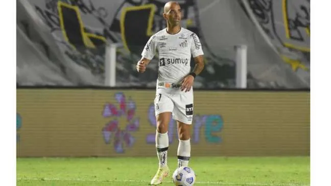 Diego Tardelli teve o carro depredado e foi ameaçado após a eliminação do Santos para o Athletico-PR