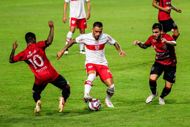 No primeiro turno da Série B, Galo bateu o Brasil, por 2 a 1, dentro do Estádio Rei Pelé