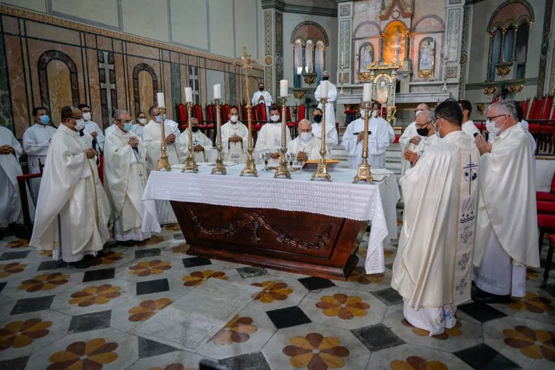 Sínodo: sacerdotes, religiosos e religiosas, seminaristas, leigos e leigas se fizeram presentes na Catedral
