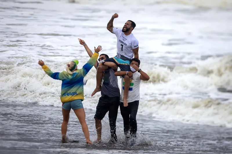 Imagem ilustrativa da imagem Surfe: Ítalo Ferreira ganha primeiro ouro brasileiro