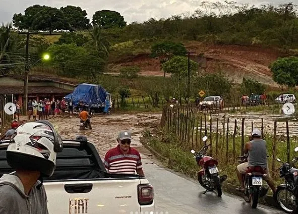 Imagem ilustrativa da imagem TEMPORAL COM CHUVA DE GRANIZO CAUSA DESTRUIÇÃO NO AGRESTE DE  AL