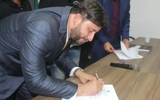 Imagem ilustrativa da imagem TEO HIGINO TOMA POSSE COMO NOVO PREFEITO DE CAMPO GRANDE