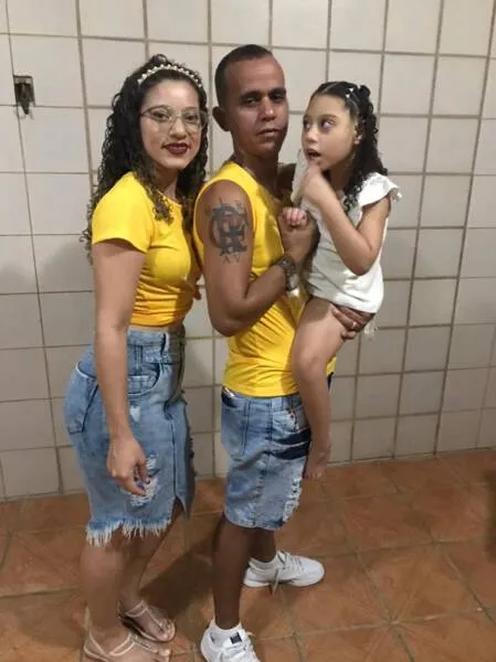 A pequena Ana Vitória e os pais: tratamento de síndrome foi prejudicado com a pandemia