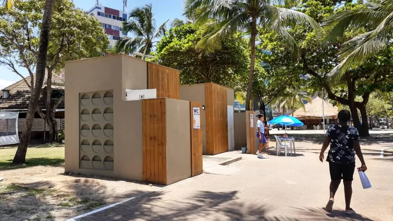 Imagem ilustrativa da imagem TURISTAS E MORADORES APROVAM NOVOS BANHEIROS NA ORLA DE MACEIÓ