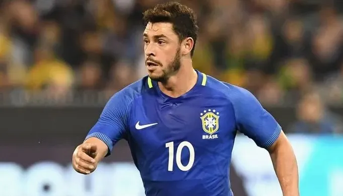 Meia Giuliano, ex-Inter e Grêmio, com passagem também pela Seleção, é o novo reforço do Corinthians
