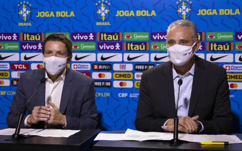 Coordenador da Seleção Brasileira, Juninho Paulista, ao lado do técnico Tite para a convocação de nove atletas