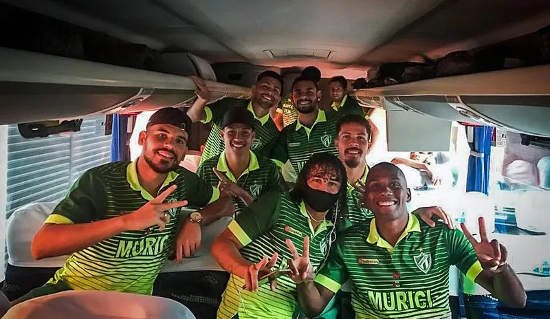 Delegação do Murici embarcou para o interior da Bahia, onde enfrenta a Juazeirense, neste sábado (17)