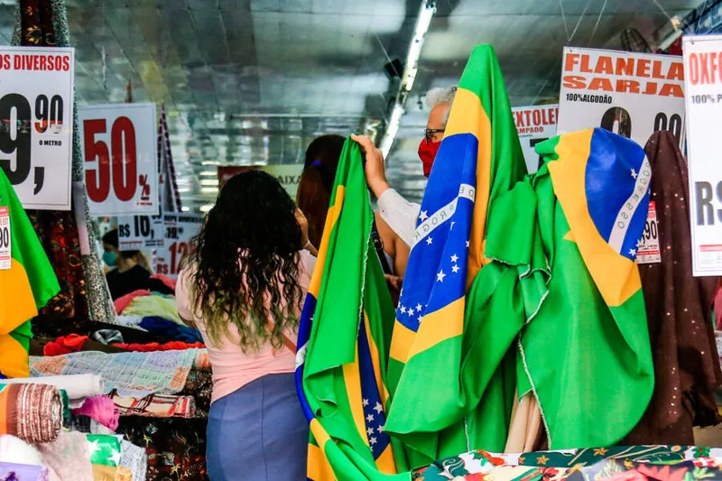 Procura por bandeira do Brasil cresce dias antes de atos pró-Bolsonaro marcado para dia 7