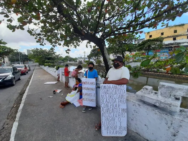 Imagem ilustrativa da imagem VENEZUELANOS BUSCAM AJUDA EM SINAIS DE TRÂNSITO DE MACEIÓ