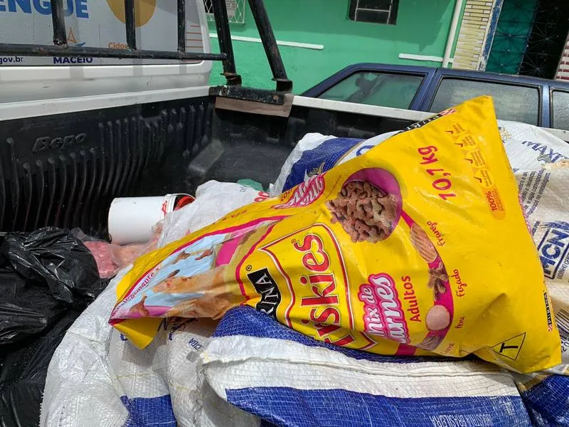 Imagem ilustrativa da imagem VIGILÂNCIA APREENDE MAIS 1.300KG DE ALIMENTOS IMPRÓPRIOS PARA CONSUMO