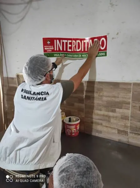 Imagem ilustrativa da imagem VIGILÂNCIA INTERDITA DOIS ESTABELECIMENTOS E APREENDE 1.400 QUILOS DE ALIMENTOS