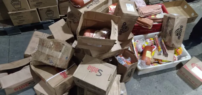Imagem ilustrativa da imagem VIGILÂNCIA RECOLHE 300 KG DE LATICÍNIOS FORA DO PRAZO DE VALIDADE NO JACINTINHO
