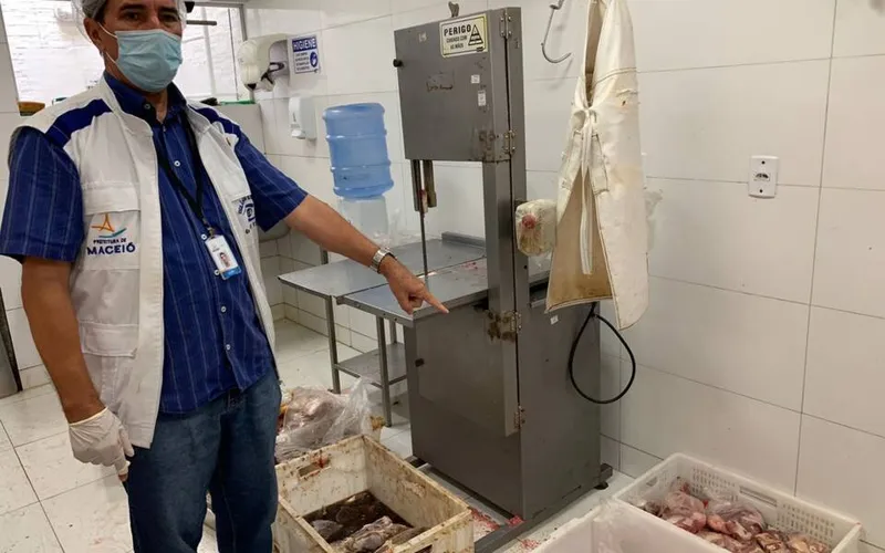 Imagem ilustrativa da imagem VIGILÂNCIA RECOLHE MAIS 1.400 KG DE ALIMENTOS FORA DA VALIDADE