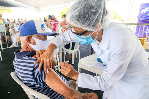 Maceió, 01 de março de 2021
Idosos sendo vacinados acompanhado dos familiares no papódromo localizado na Av. Sen. Rui Palmeira, Vergel do Lago, em Maceió. Alagoas - Brasil.
Foto:@Ailton Cruz
