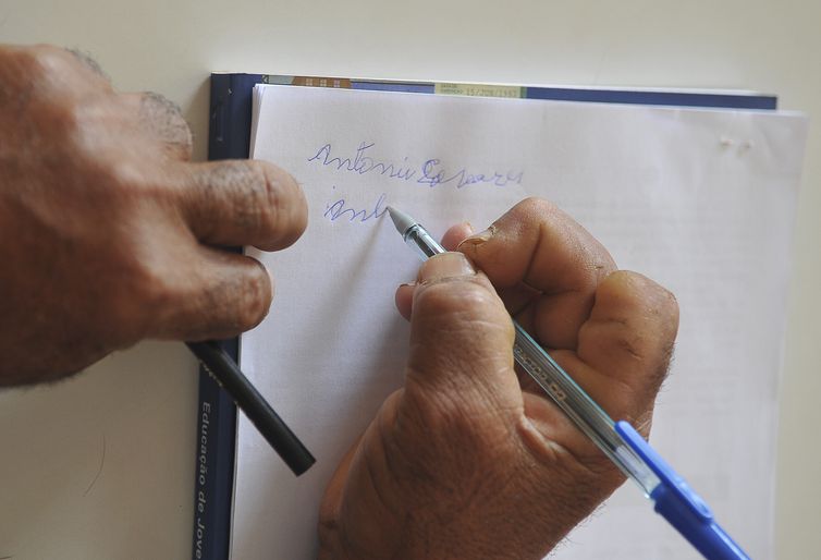 Imagem ilustrativa da imagem ALAGOAS SEGUE COM MAIOR TAXA DE ANALFABETISMO DO PAÍS