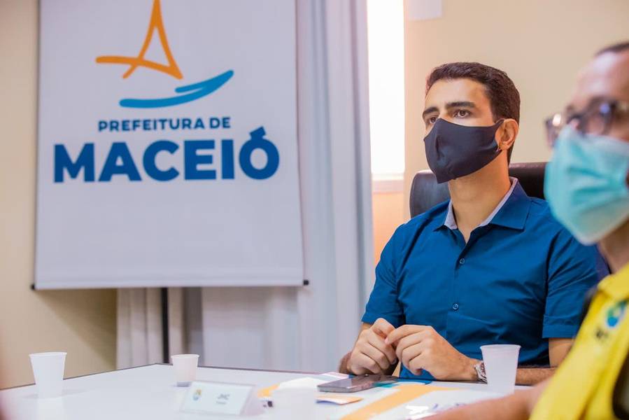 Após a aprovação do projeto na Câmara, o prefeito JHC (PSB) sancionou a lei que institui o programa Bolsa Escola Municipal