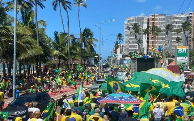 Imagem ilustrativa da imagem 1º DE MAIO: MANIFESTANTES DEFENDEM A LIBERDADE DURANTE ATO PÚBLICO