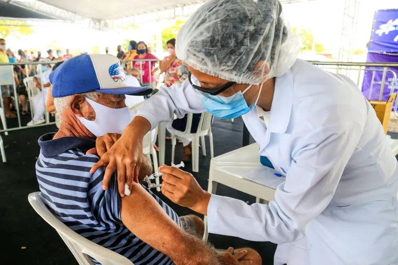 Maceió, 01 de março de 2021
Idosos sendo vacinados acompanhado dos familiares no papódromo localizado na Av. Sen. Rui Palmeira, Vergel do Lago, em Maceió. Alagoas - Brasil.
Foto:@Ailton Cruz