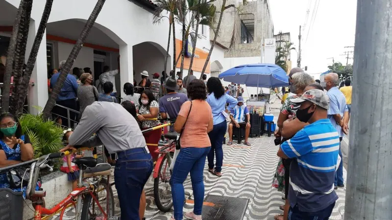 Agência bancária no Centro da capital alagoana registra filas no primeiro dia útil do ano