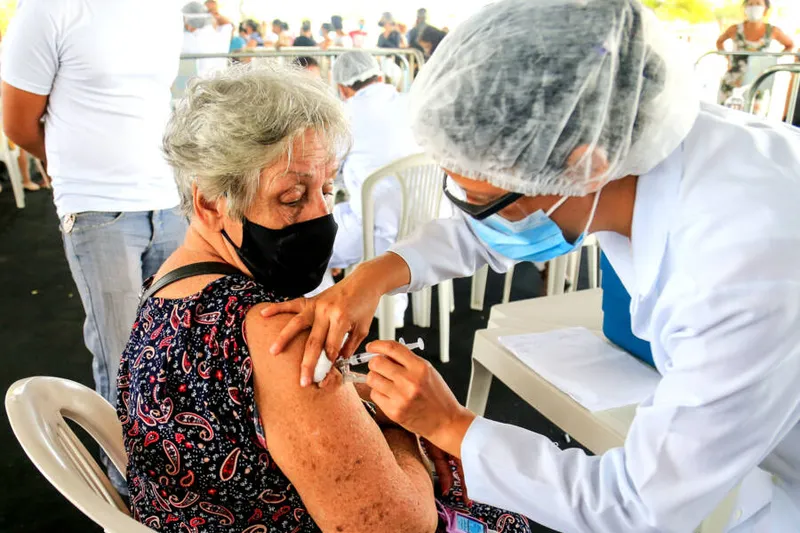 Maceió, 01 de março de 2021
Idosos sendo vacinados acompanhado dos familiares no papódromo localizado na Av. Sen. Rui Palmeira, Vergel do Lago, em Maceió. Alagoas - Brasil.
Foto:@Ailton Cruz