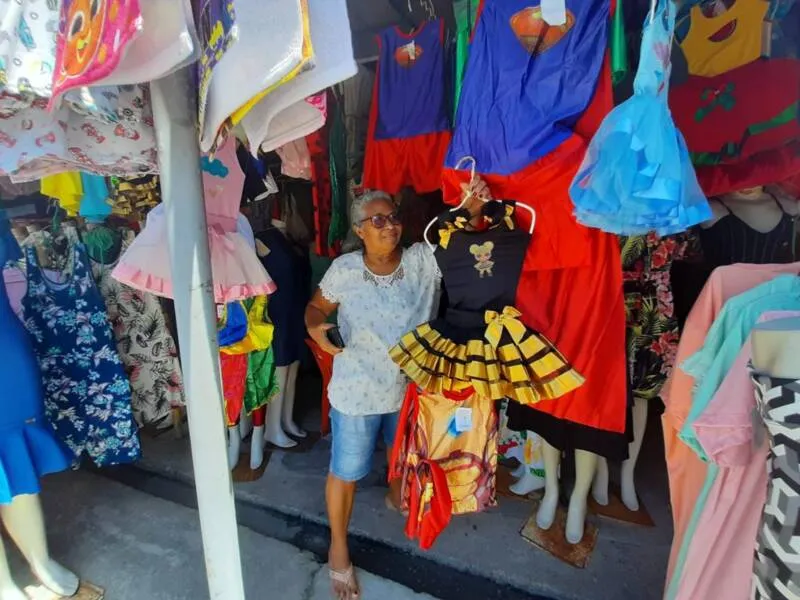 Imagem ilustrativa da imagem AMBULANTES APOSTAM EM ESCOLAS PARA VENDER FANTASIAS DE CARNAVAL