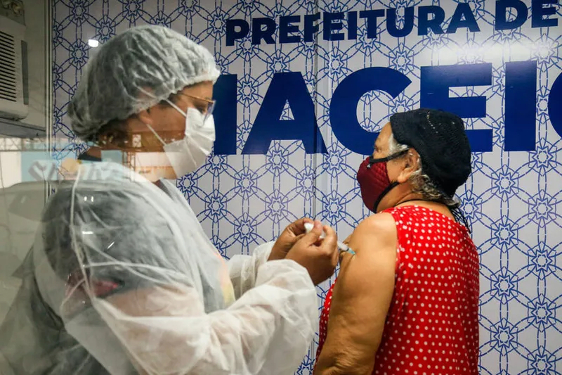 Maceió, 01 de outubro de 2021
Vacinação contra a Covid-19 em pessoas com 60 anos no Estacionamento de Jaraguá, em Maceió. Alagoas - Brasil.
Foto:@Ailton Cruz
