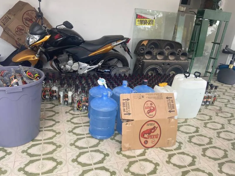 Imagem ilustrativa da imagem APÓS DENÚNCIA, PM DESCOBRE PRODUÇÃO DE CACHAÇA FALSIFICADA EM ARAPIRACA