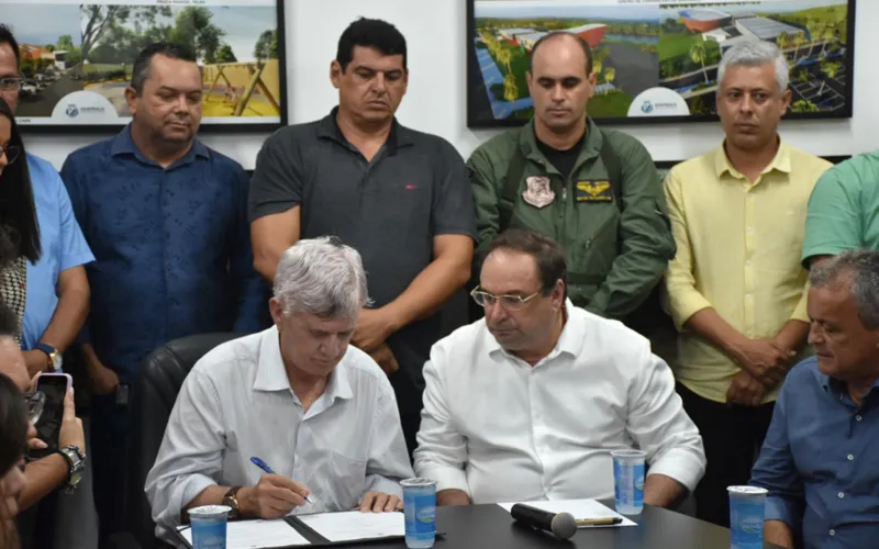 Klever Loureiro assinou a ordem de serviço ao lado do prefeito de Arapiraca, Luciano Barbosa