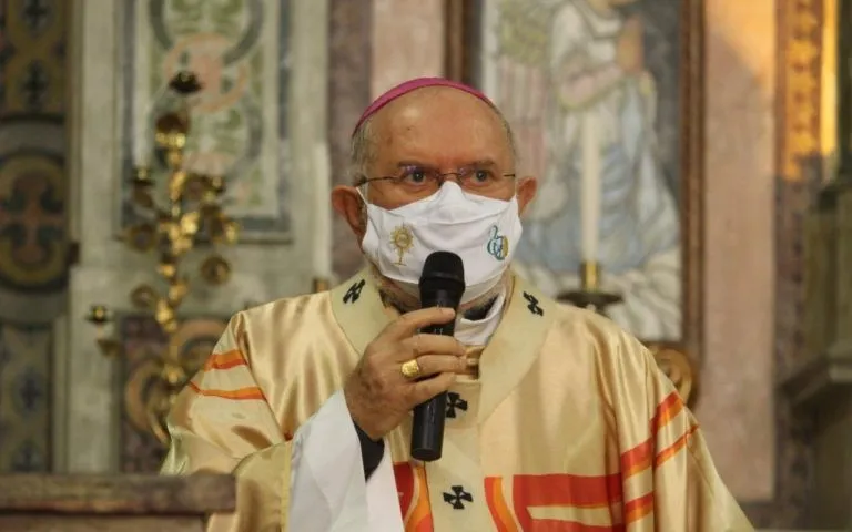 Imagem ilustrativa da imagem ARQUIDIOCESE MANTÉM MáSCARA OBRIGATÓRIA DENTRO DE IGREJAS