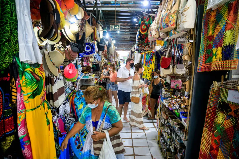 Cancelamento de festas e incertezas devido à pandemia de Covid-19, movimento caiu na feirinha de artesanato

Feirinha de Artesanato da Pajuçara em Maceió . Alagoas - Brasil.

Foto:@Ailton Cruz