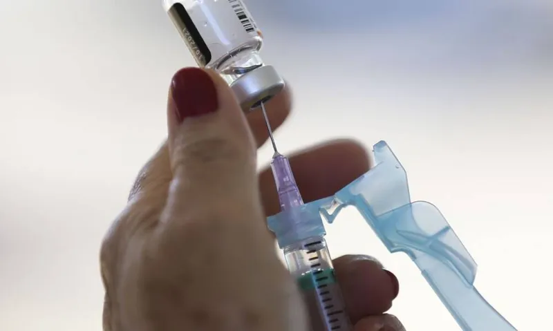 Imagem ilustrativa da imagem ASTRAZENECA E JANSSEN PASSAM A SER APLICADAS EM DOIS PONTOS