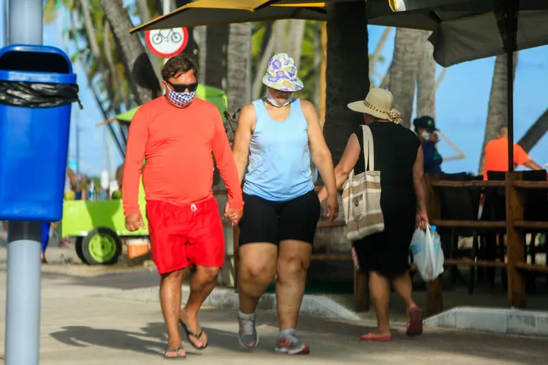 Maceió, 24 de setembro de 2020
Pessoas obesas fazendo caminhada na praia de Ponta Verde, orla de Maceió. Alagoas - Brasil.
Foto: ©Ailton Cruz