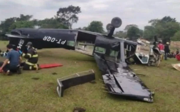 Queda ocorreu ontem após o avião colidir com uma torre