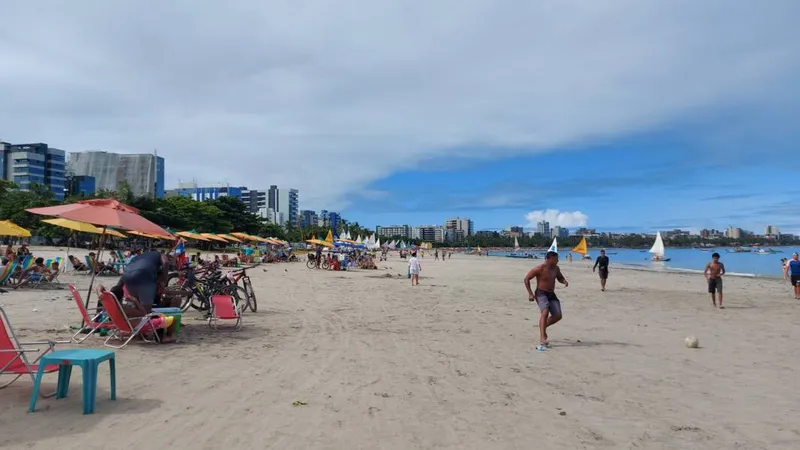 Imagem ilustrativa da imagem BANHISTAS APROVEITAM PRAIAS DE MACEIÓ NO FERIADO DE TIRADENTES