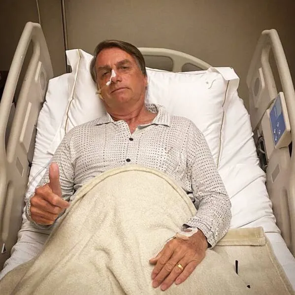 Imagem ilustrativa da imagem BOLSONARO INTERROMPE FÉRIAS E É INTERNADO COM OBSTRUÇÃO INTESTINAL