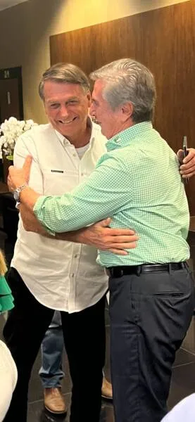 Ao lado do senador Collor, o presidente Jair Bolsonaro lança sua pré-candidatura à reeleição